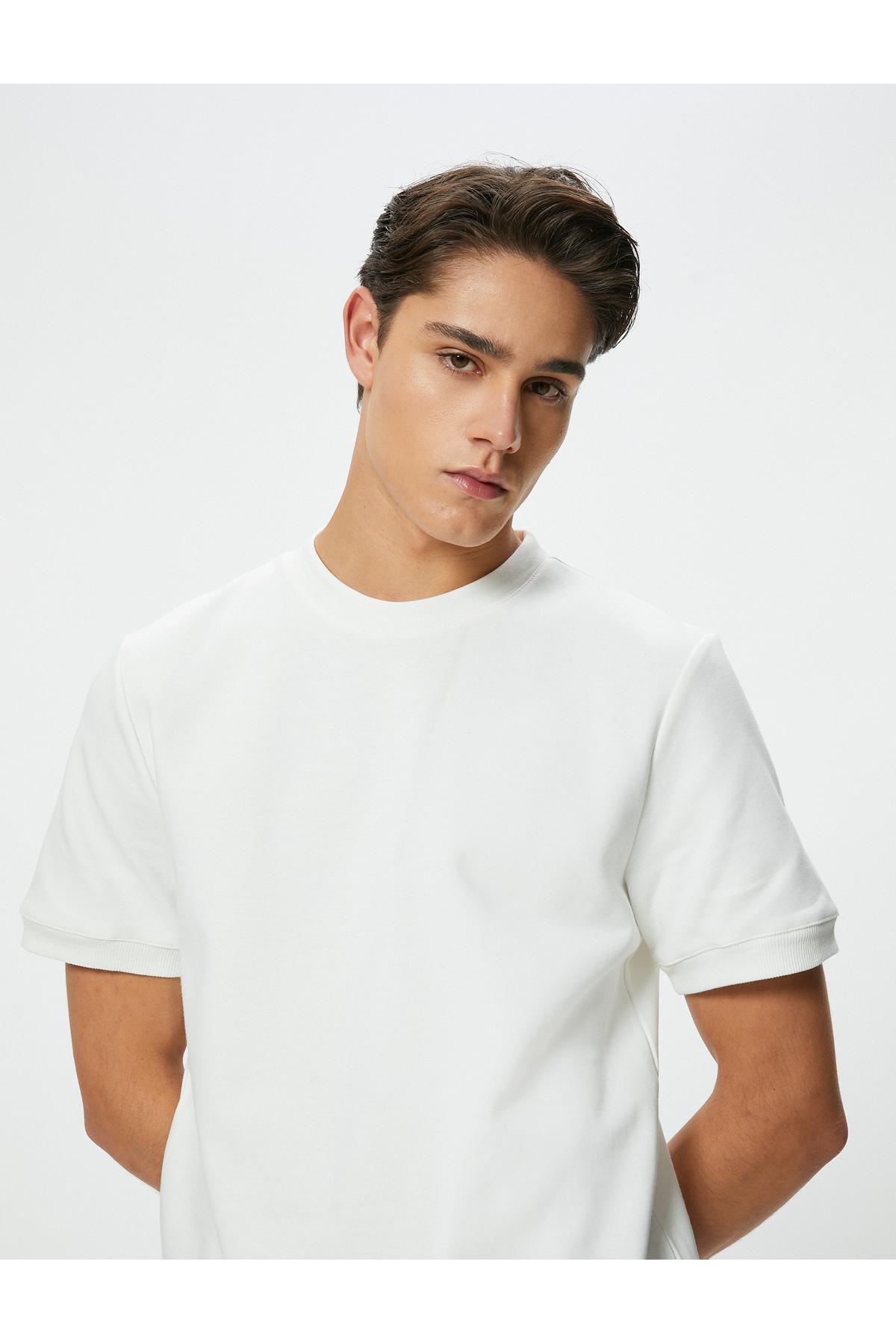 تیشرت یقه خدمه آستین کوتاه با جزئیات پارچه