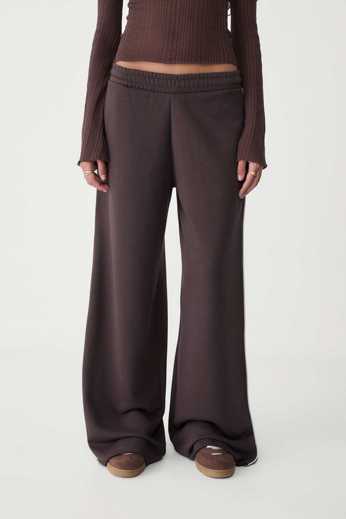 شلوار نخی گشاد با جزئیات راه راه