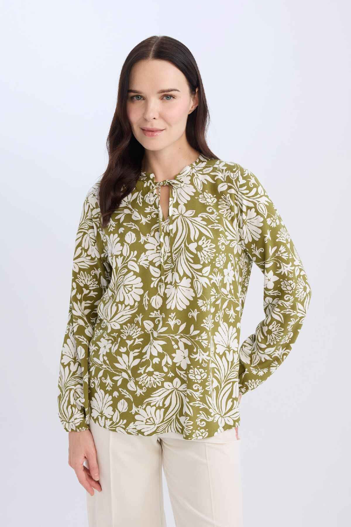 بلوز آستین بلند طرح دار یقه باز منظم