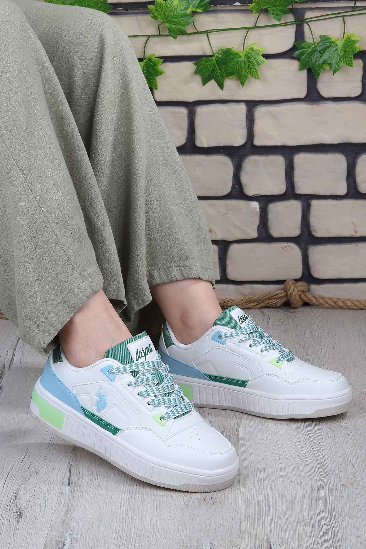 کفش ورزشی زنانه سفید