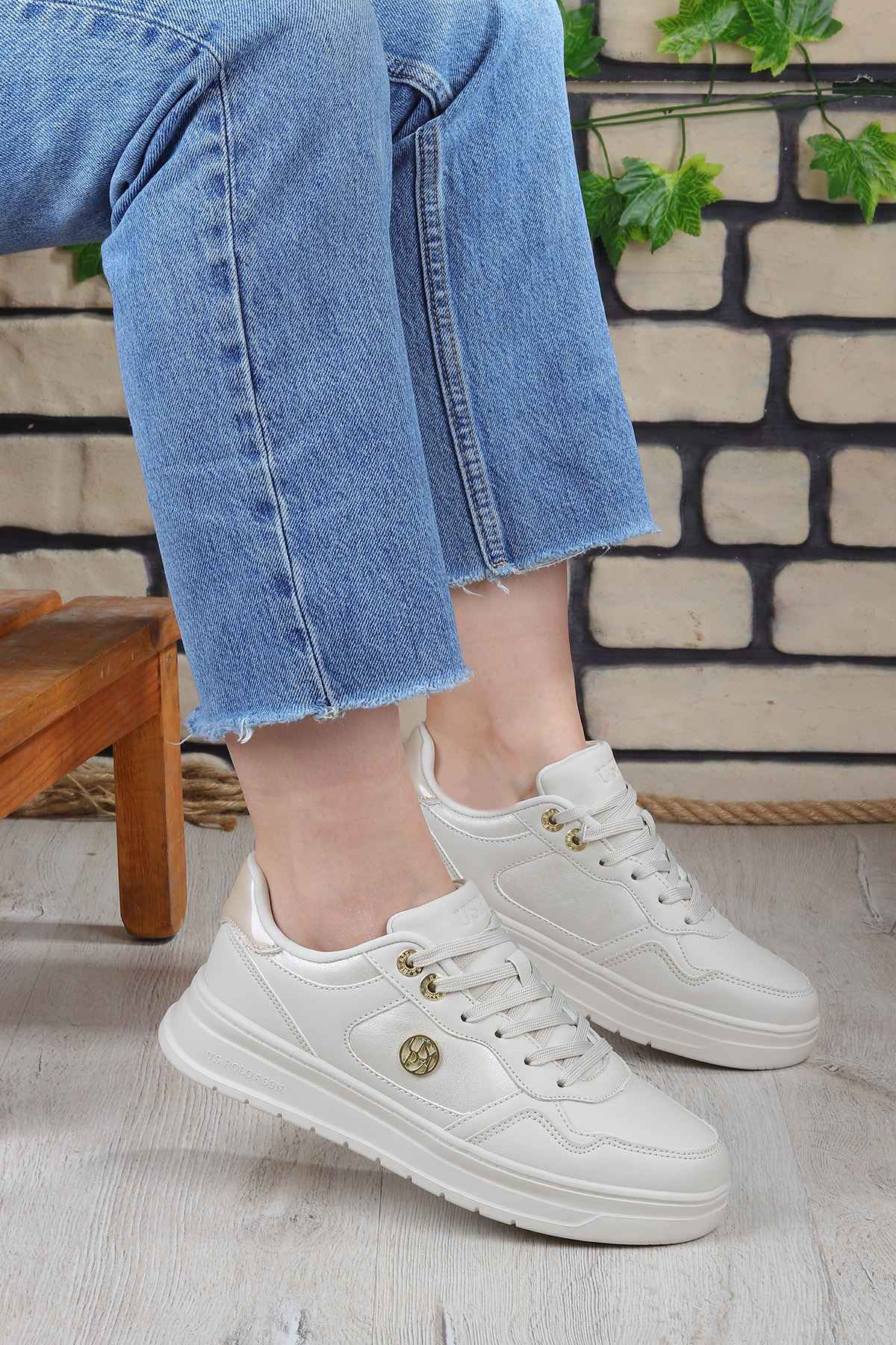 کفش ورزشی زنانه سفید