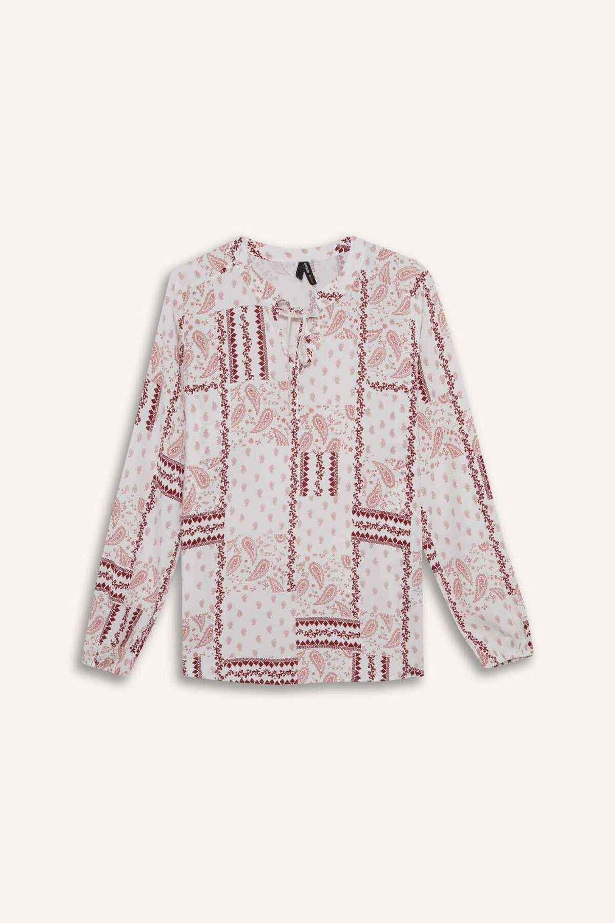 بلوز آستین بلند طرح دار یقه باز منظم