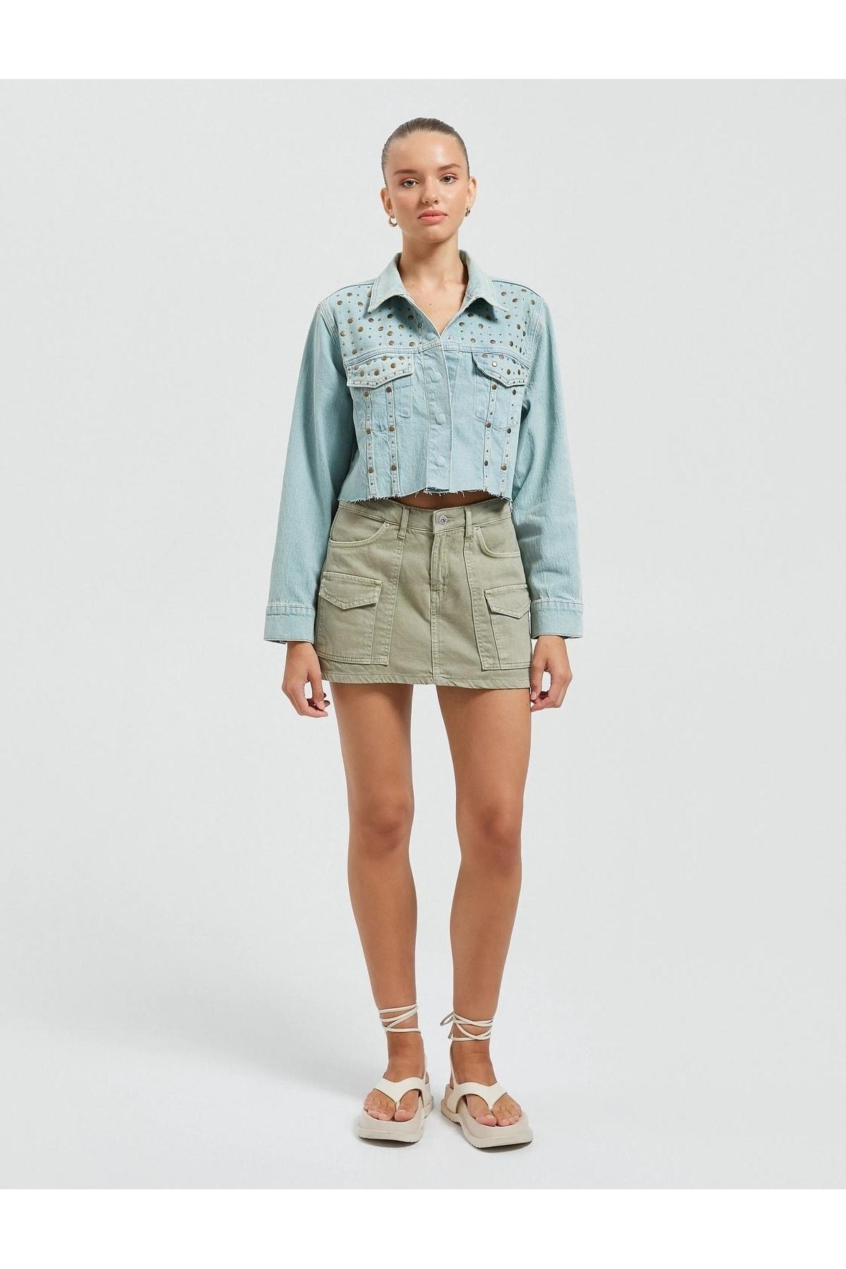 جیبهای دوتایی کت جین منگنه منگنه با جزئیات