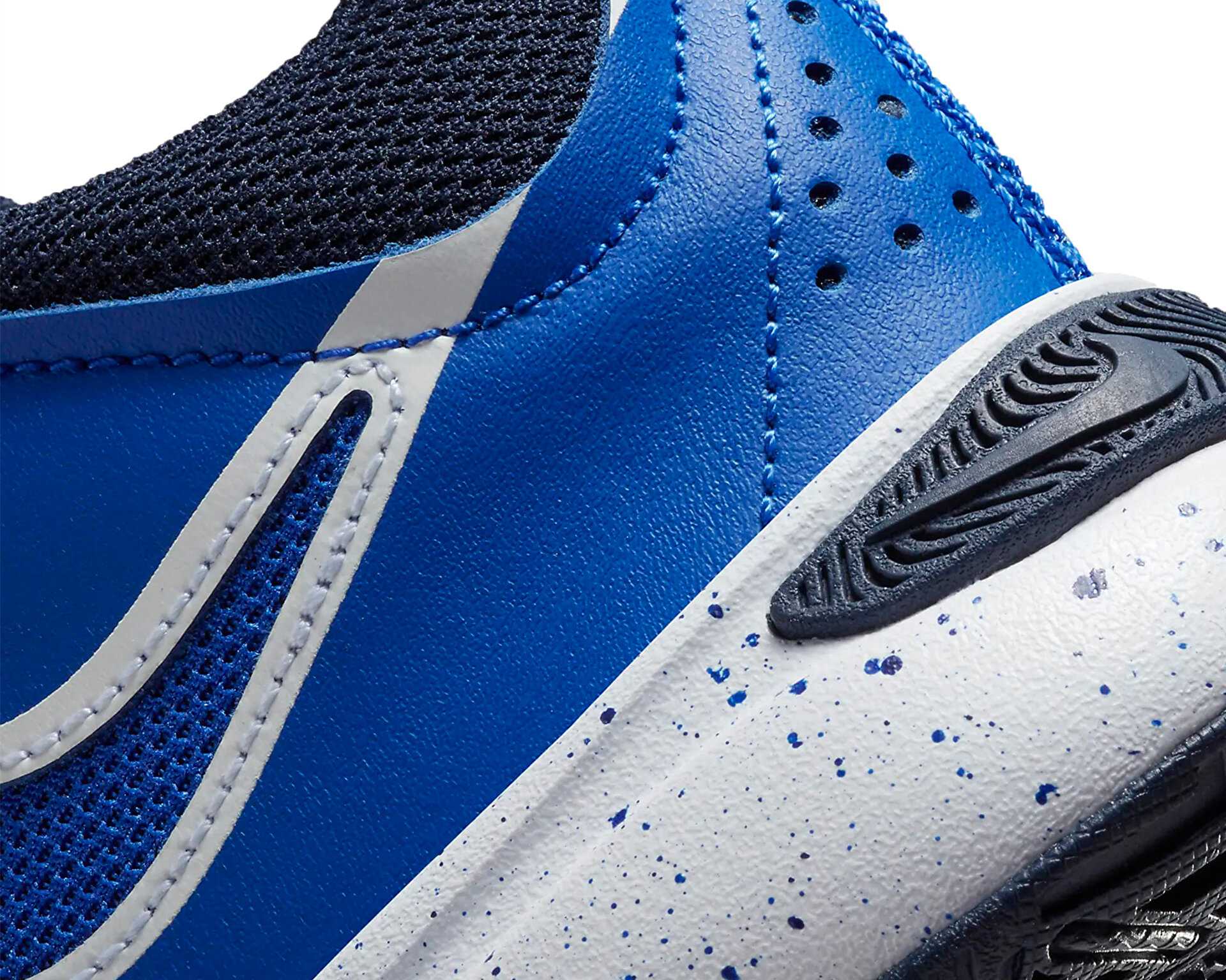 کفش بسکتبال جوانان Team Hustle D 11